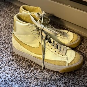 NIKE Blazer Yellow